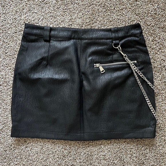 Faux Leather Chain Mini Skirt - Picture 2 of 3
